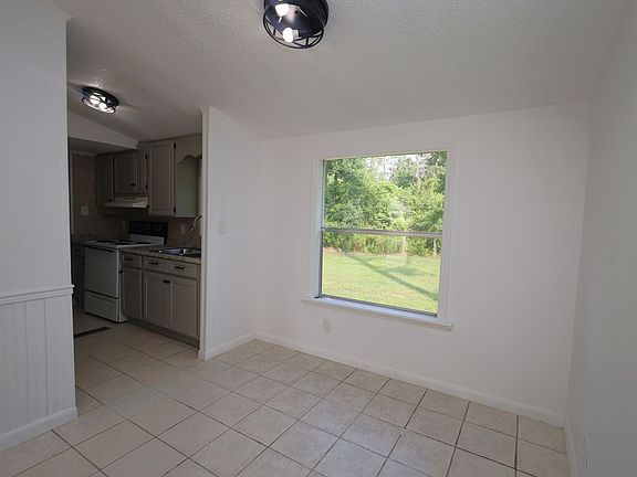 3rd image of 808 Penny Pl