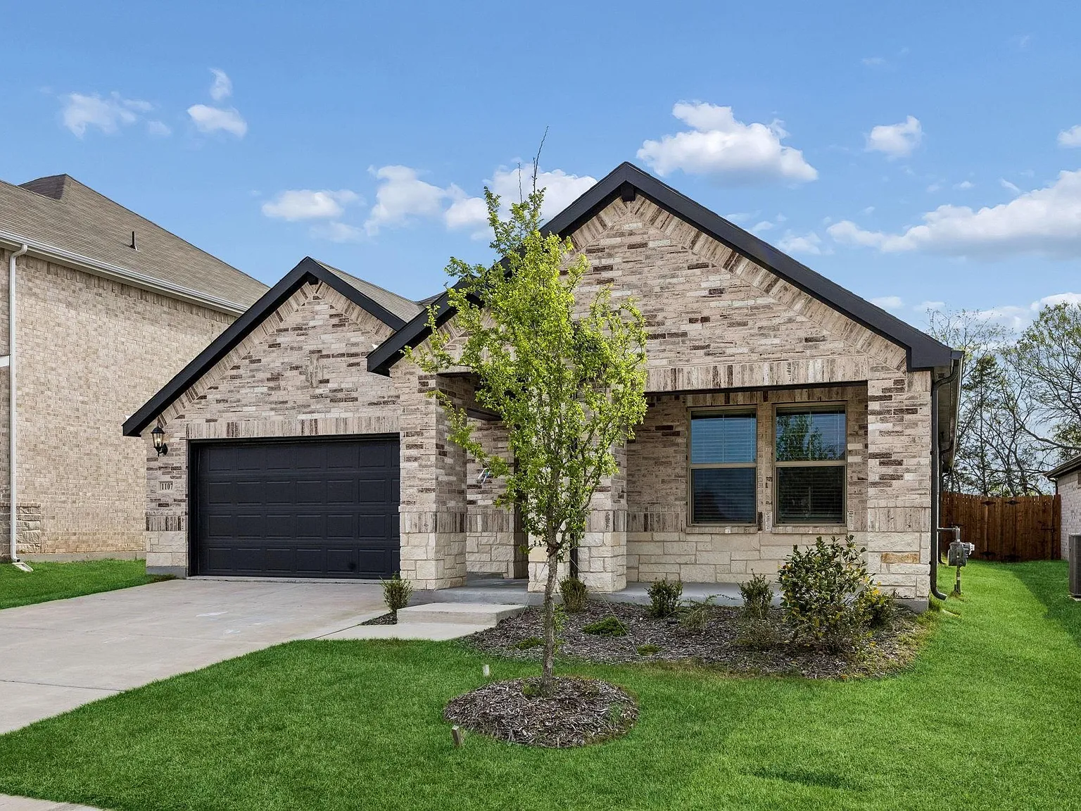 4 bed, 3.0 bath, 2502 sqft, $2,300 — Photo 1