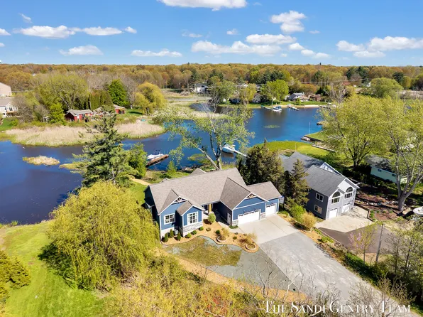 17940 Cove St, Spring Lake, MI 49456