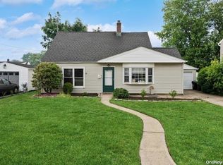 8 Dale Ln, Levittown, NY 11756