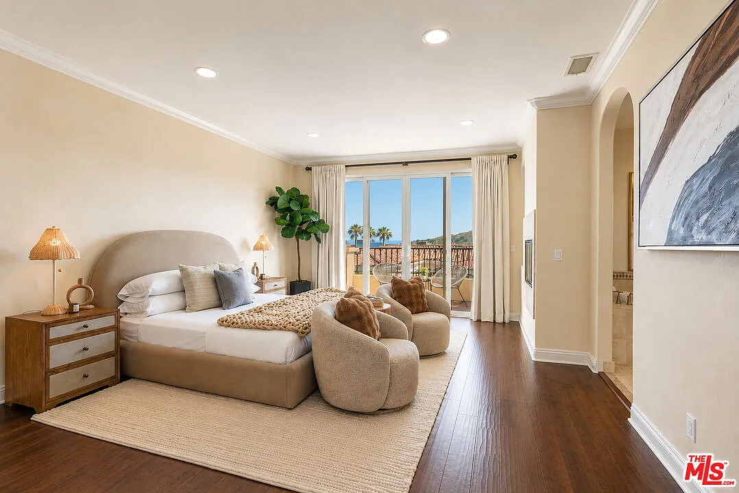 3 bed, 3.0 bath, 2290 sqft, $10,000 — Photo 1