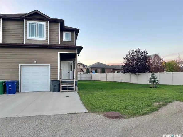 38 McKenzie Lane, White City, SK S4L 0B2