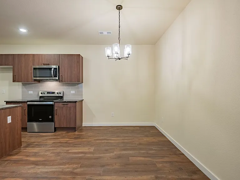 656 Wheatfield Dr — Photo 7