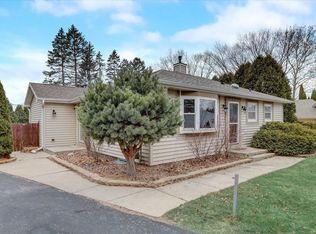 201 Meadow Ln, Hartland, WI 53029