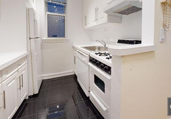 3rd image of 171 E 83rd St APT 3A