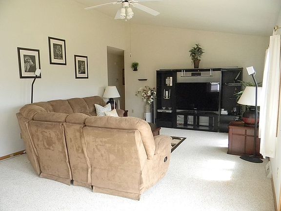 2nd image of 611 Woodberry St
