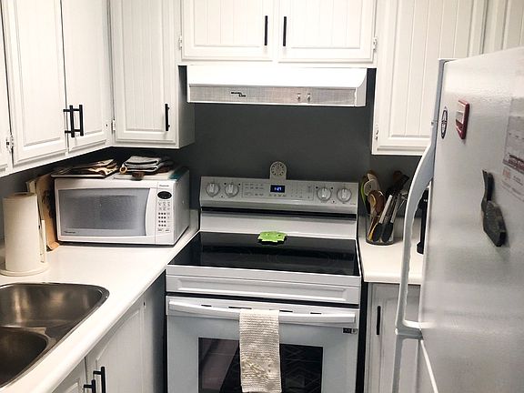 3rd image of 33 Harbour Sq #1013