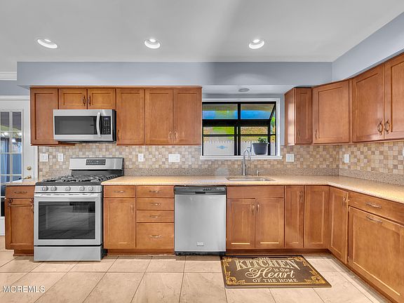 5th image of 991 Vaughn Avenue