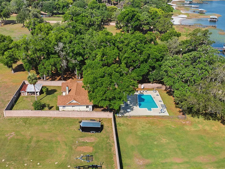 Overview of the swimming pool
