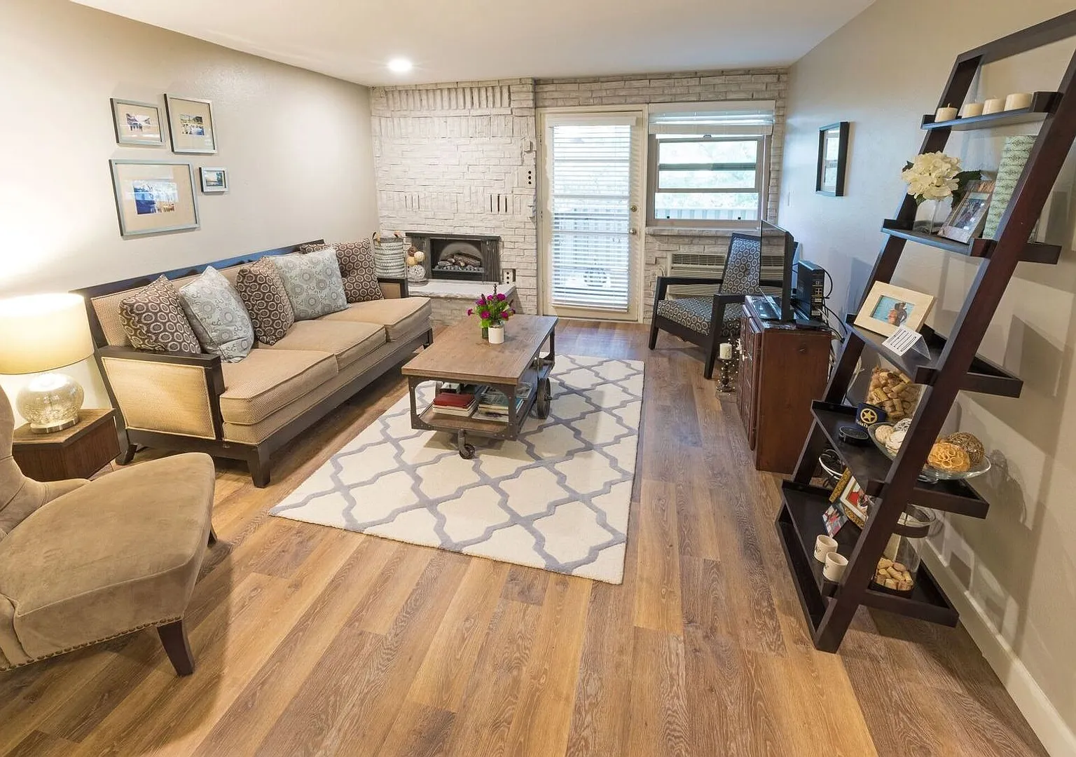 La Fonda Apartments — Photo 4
