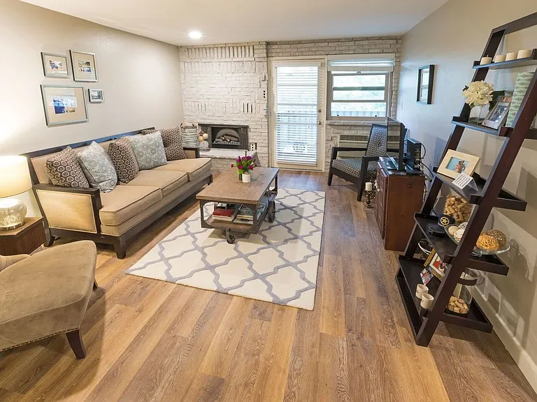 La Fonda Apartments — Photo 4