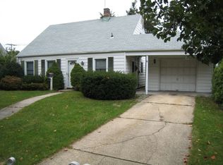 5 Peacock Ln, Levittown, NY