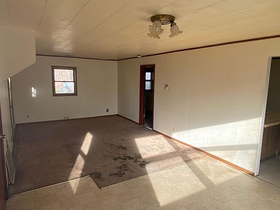 4th image of 610 Evergreen Ave E