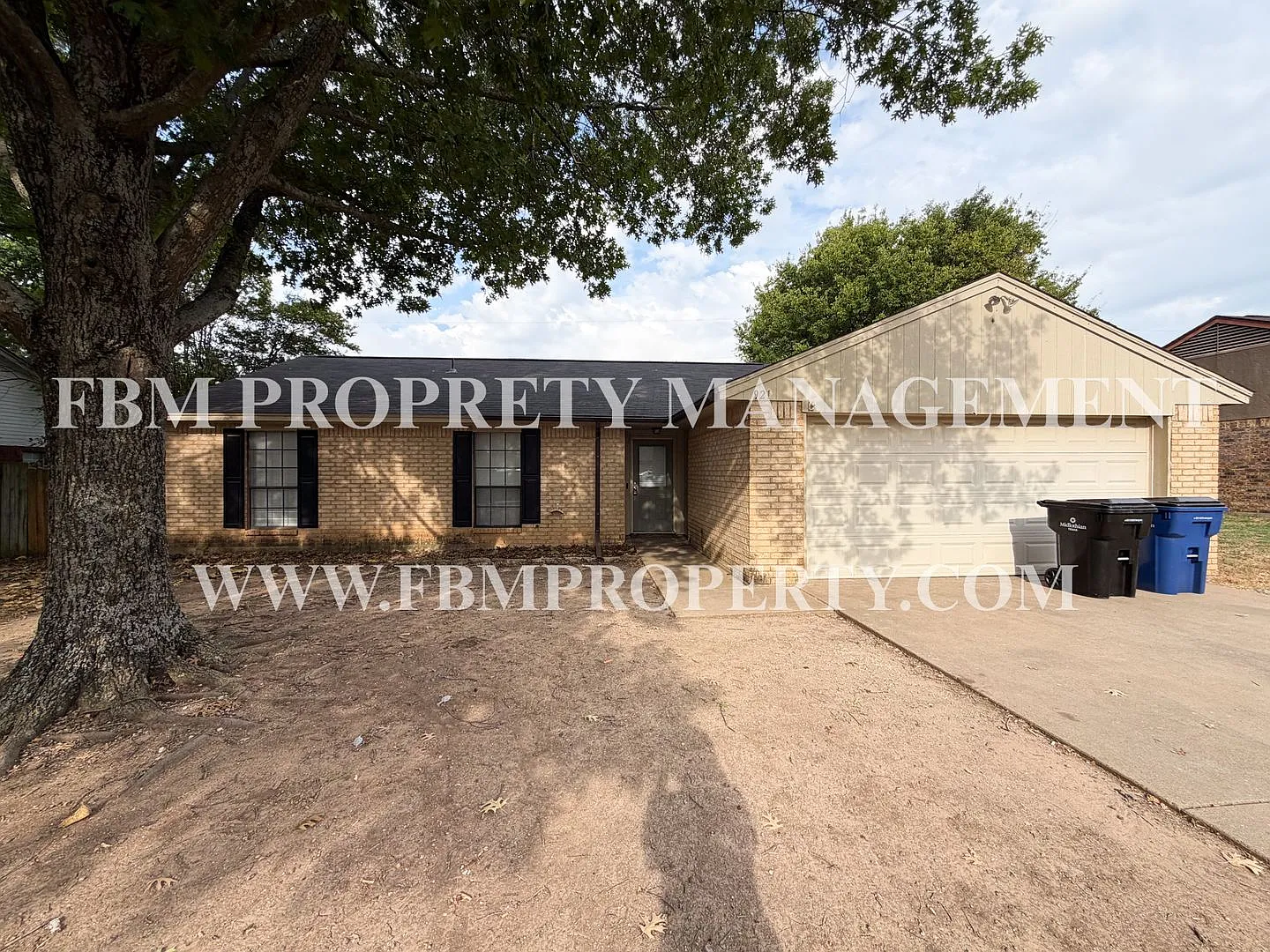 921 Park Place - Beautiful 3 Bedroom, 2 Bathroom Brick Home in Midlothian, TX! — Photo 2