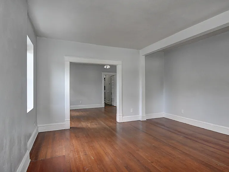 305 W 36th St — Photo 9