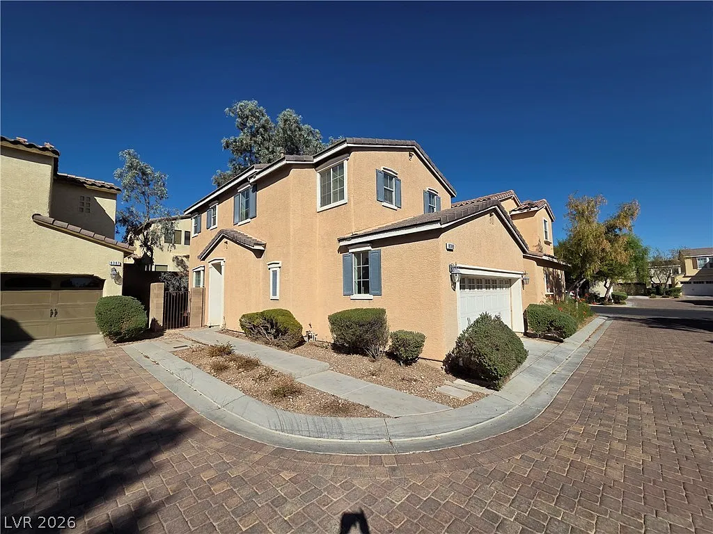 3 bed, 2.5 bath, 1373 sqft, $1,995 — Photo 2