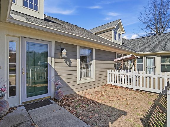 3rd image of 82 Stonington Cir