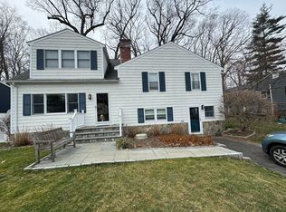 16 Long Meadow Rd, Riverside, CT 06878