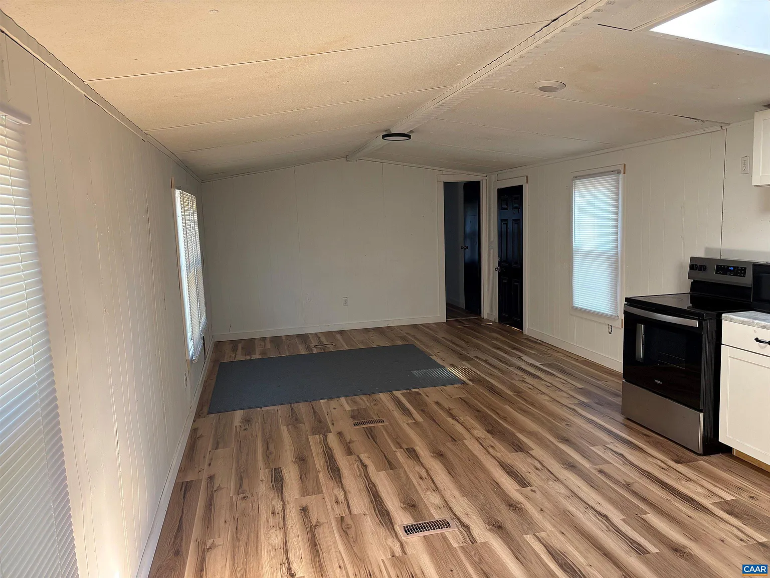 3 bed, 1.5 bath, 1000 sqft, $1,350 — Photo 3