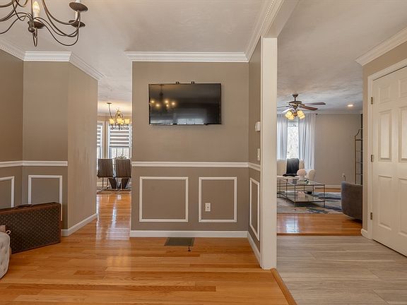 4th image of 36 Sunrise Ave