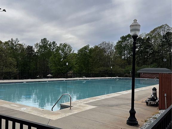 4th image of 126 Quail Hollow Cir