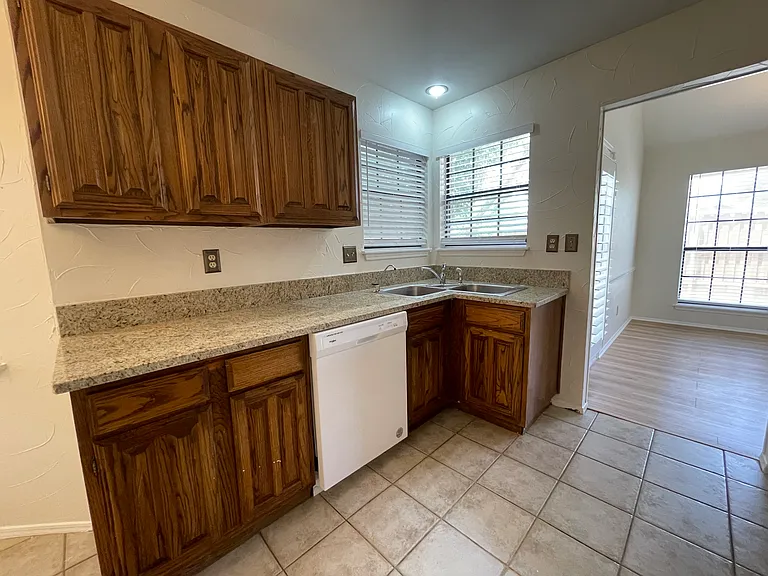 4400 Odessa Dr — Photo 8