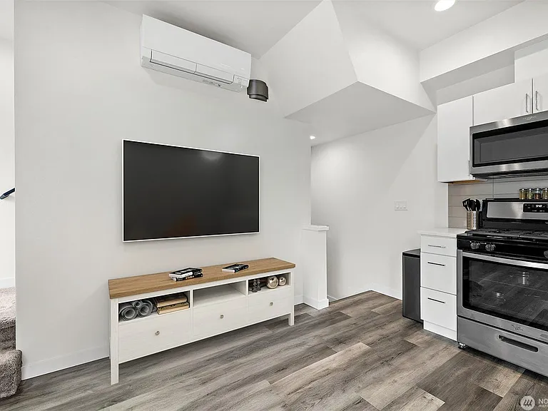 1211 E Mercer St — Photo 13