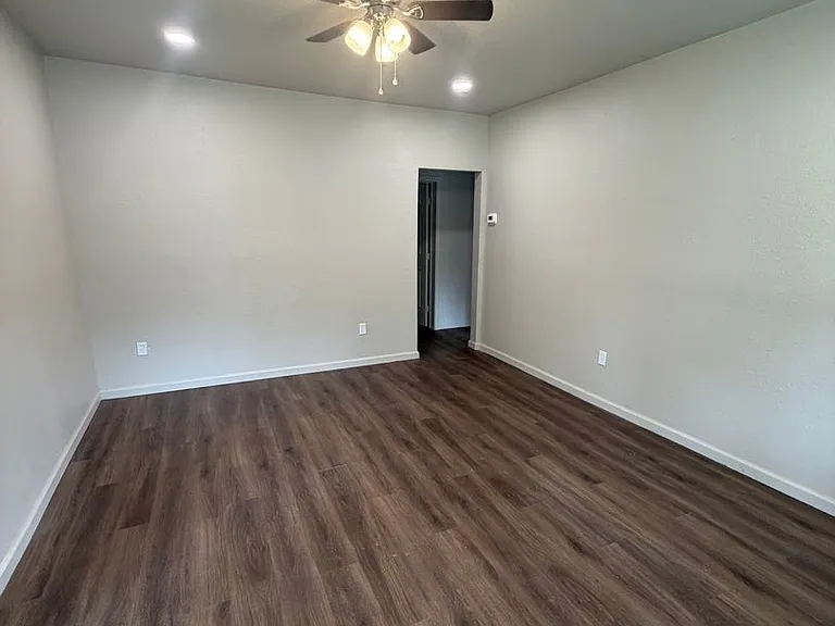 315 NE #G — Photo 2