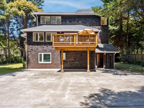 32851 Leofs Ln, Fort Bragg, CA 95437