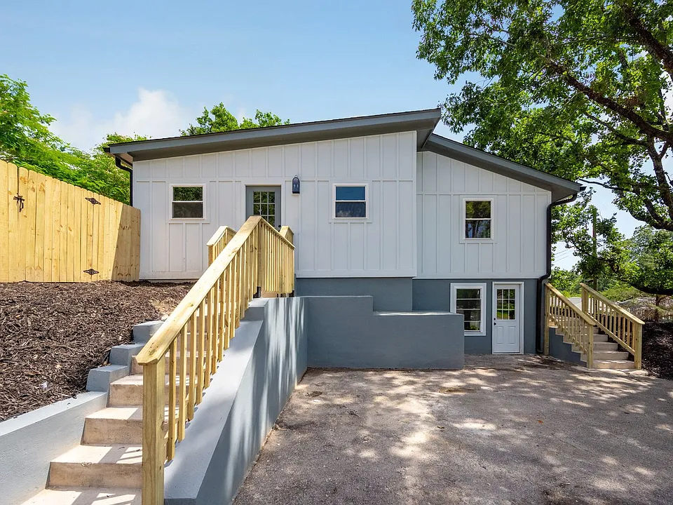 1912 Honeycut Ln