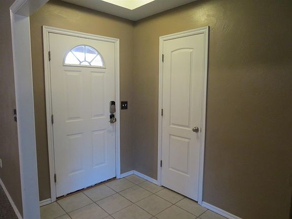 3rd image of 1004 E Emma Ln