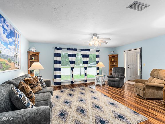 4th image of 1426 Saxon Blvd