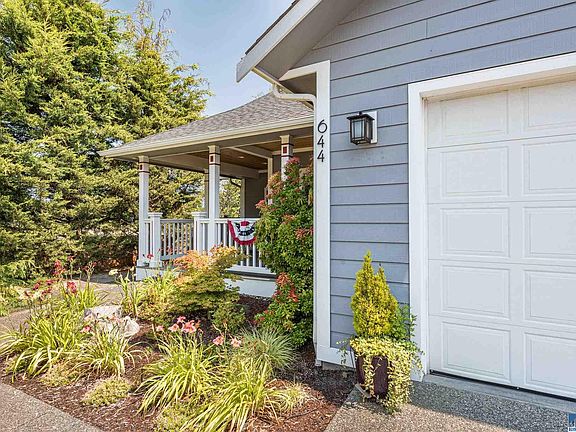 3rd image of 644 Summer Breeze Ln