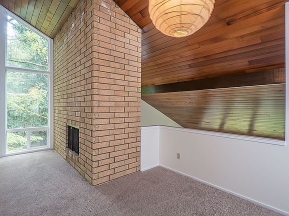 4th image of 24844 SE Mirrormont Pl