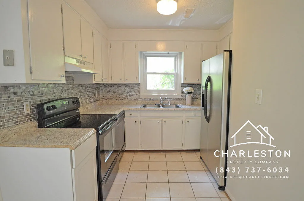 3 bed, 1.0 bath, 929 sqft, $1,850 — Photo 3