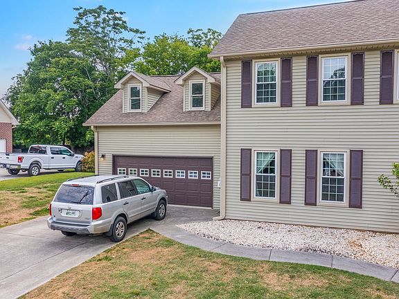 3rd image of 820 E Brentwood Dr