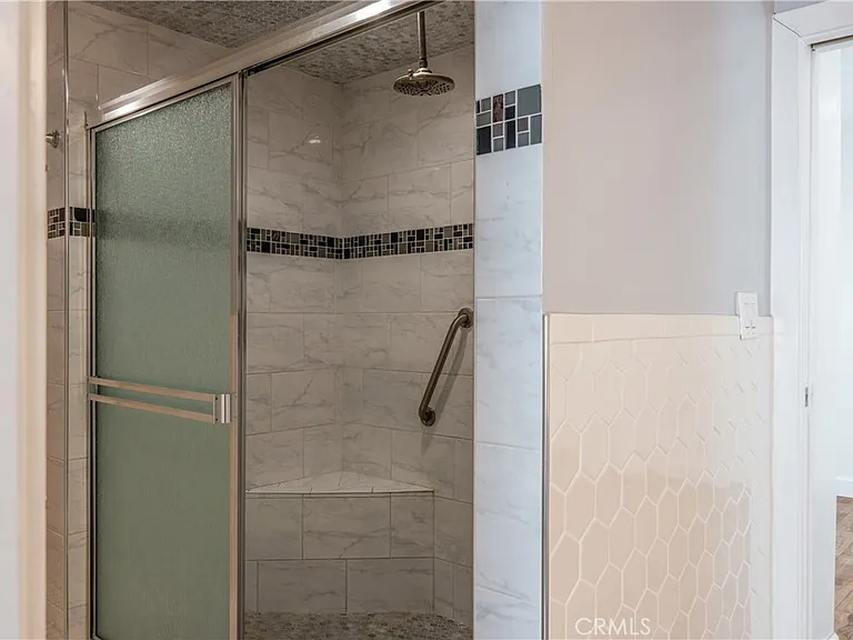 1125 N Heliotrope Dr — Photo 12
