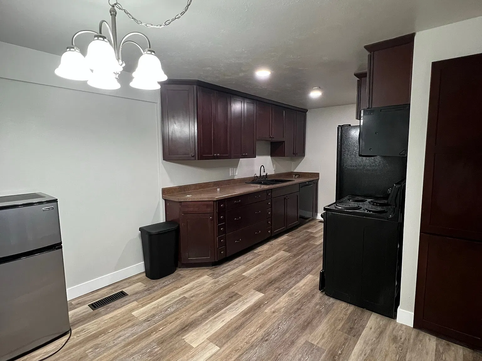 6 bed, 3600 sqft, $500 — Photo 1