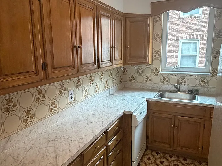 37 Courter Ave #1 — Photo 5