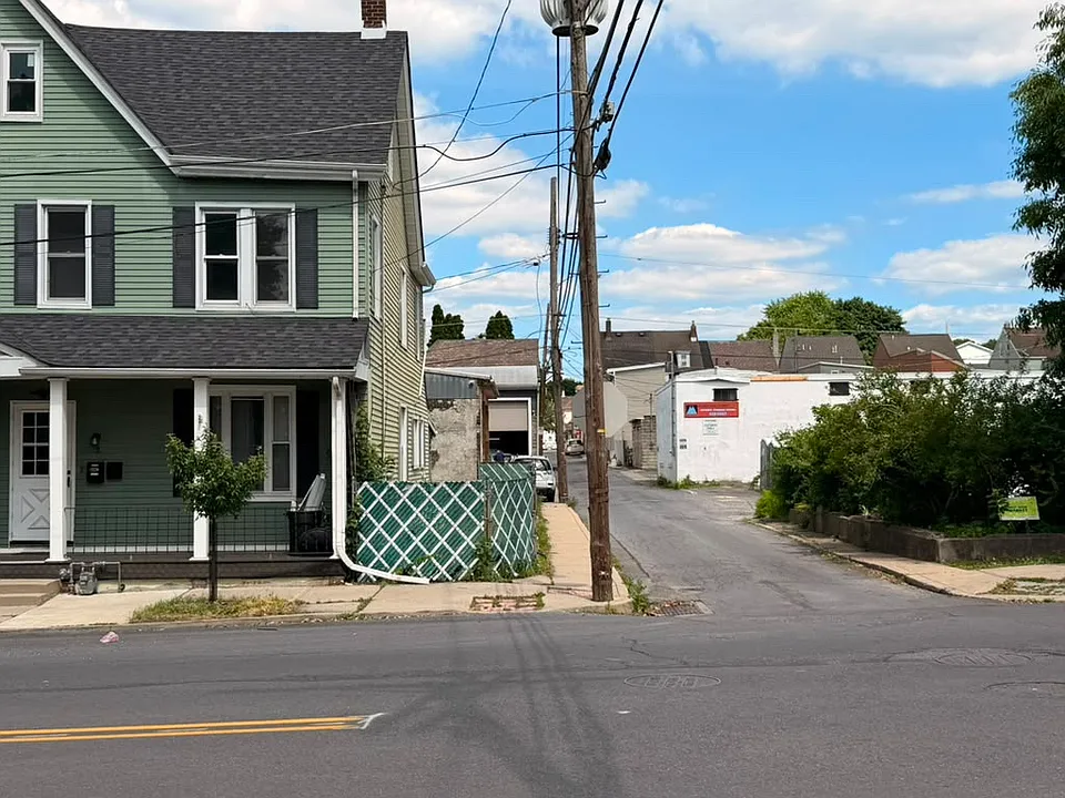 28 S 10th St