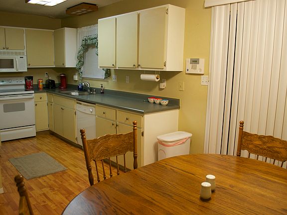 4th image of 826 37th Avenue Ct