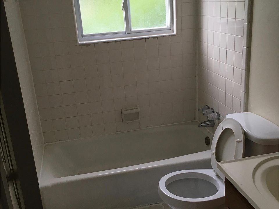 2-Bedroom Bathroom Tub & Shower