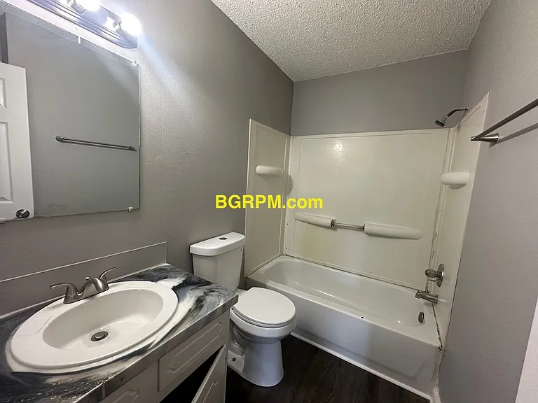 1099 W Elm St — Photo 34