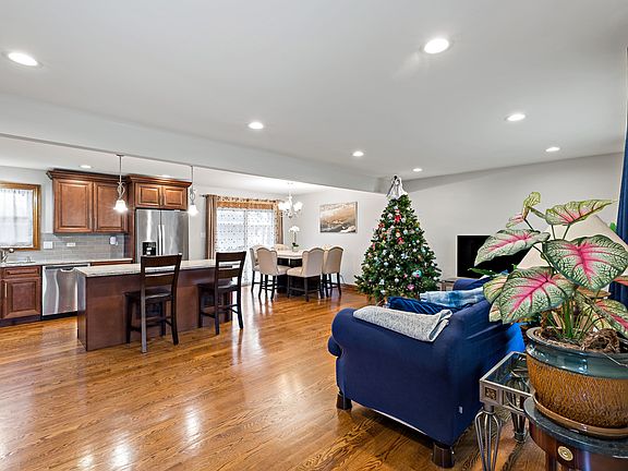 2nd image of 16933 Parkside Ave