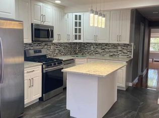 5 Poplar St, Valley Stream, NY 11581