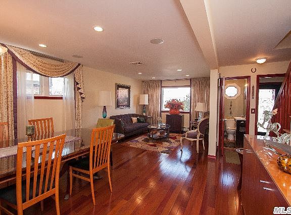 4th image of 470 E Market St