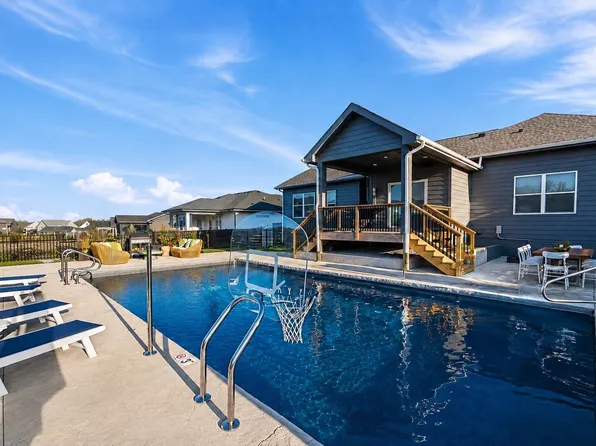 17763 Valley View Dr, Clive, IA 50325
