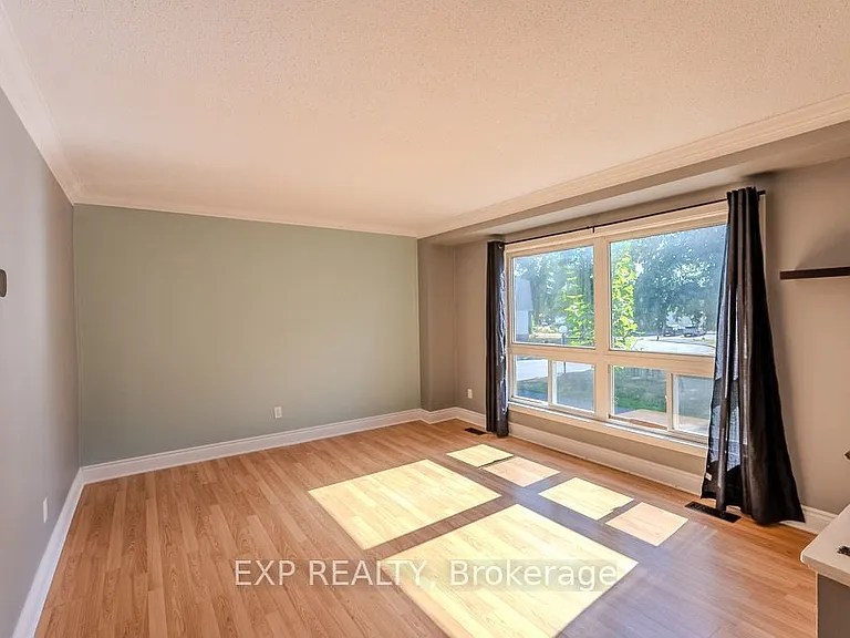37 Forester Cres — Photo 2