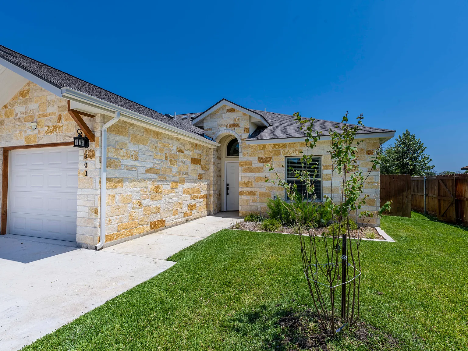 3 bed, 1240 sqft, $1,700 — Photo 1