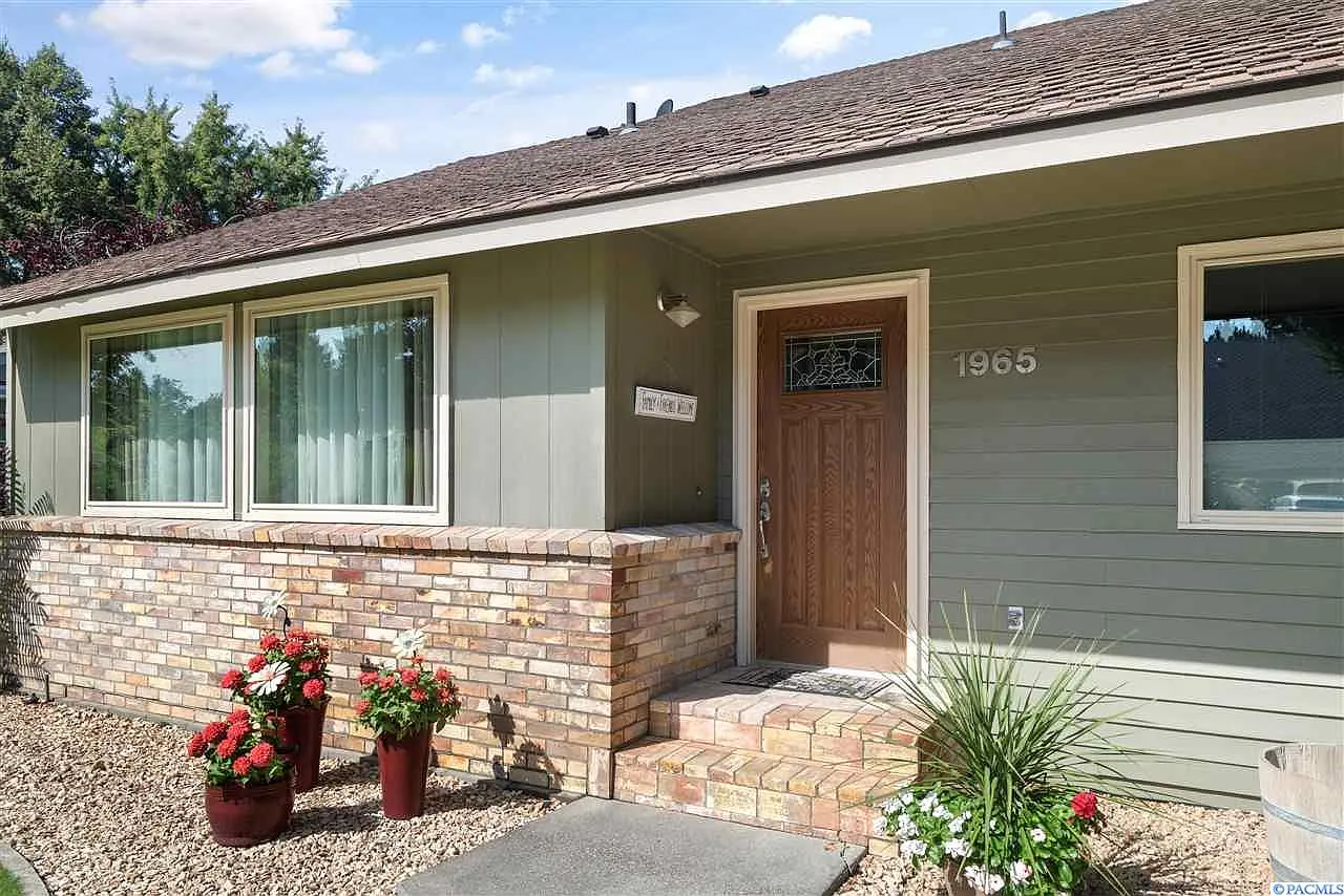 1965 Sheridan Pl photo 1